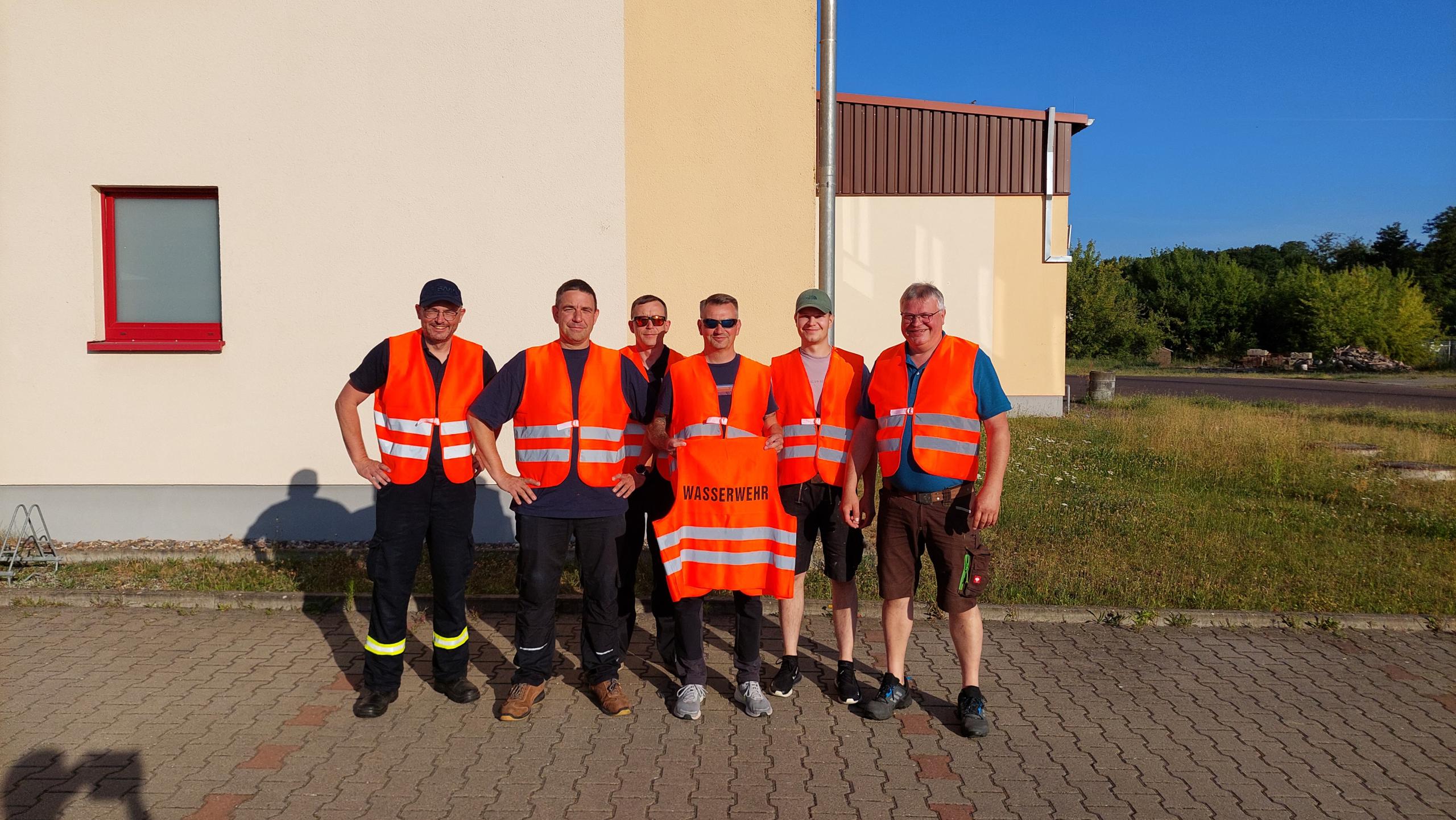 ein Gruppenbild der Teilnehmer der Wasserwehr-Schulung am 21.06.2025 am Pretziener Wehr, alle Tragen Warnwesten