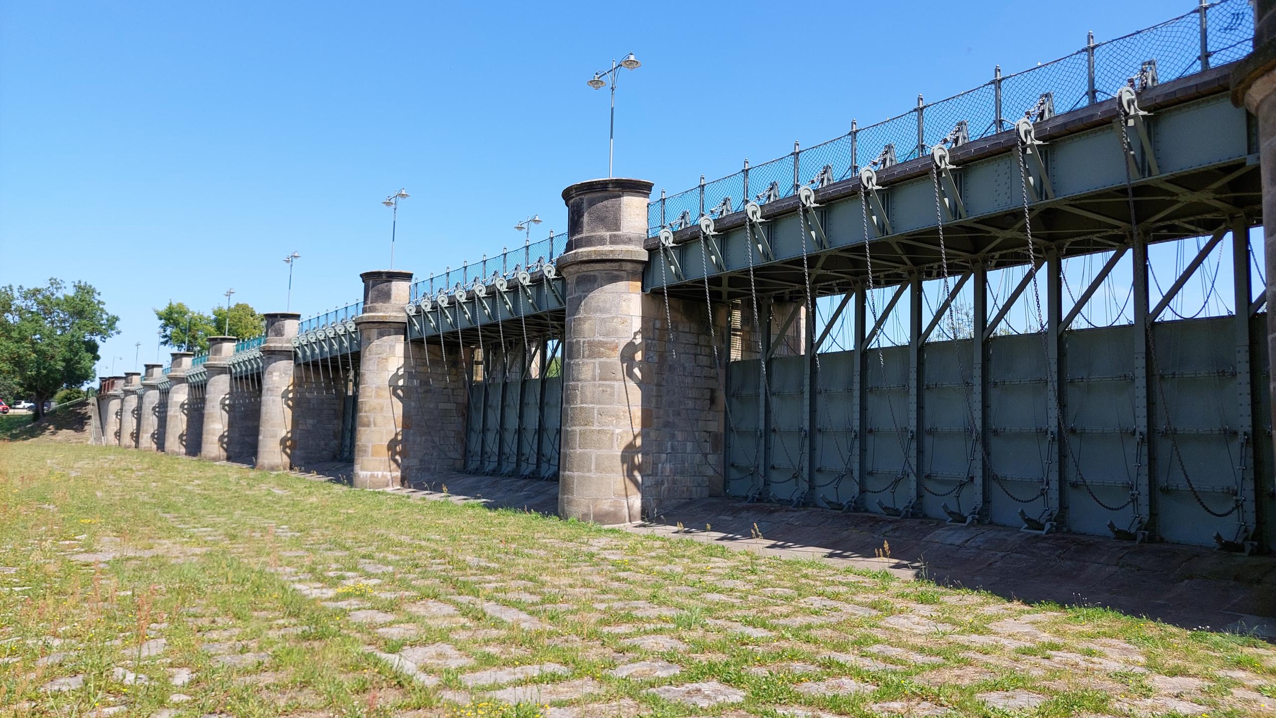 das geschlossene Pretziener Wehr mit blauem Himmel im Hintergrund