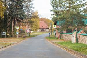 Dorfstraße in Brunkau, rechts ein Haus mit grünem Dach