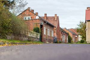 im Vordergrund die Dorfstraße, in Hintergrund die ersten Häuser von Klein Schwarzlosen