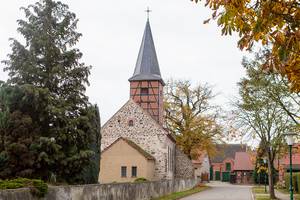 Dorfkirche in Stegelitz mit Friedhofsmauer und Dorfstraße