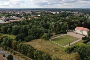 Luftbild von Tangerhütte mit Schloss vorn rechts