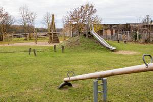 Spielplatz in Schönwalde mit Wippe im Vordergrund