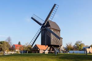 Bockwindmühle Grieben vor blauem Himmel