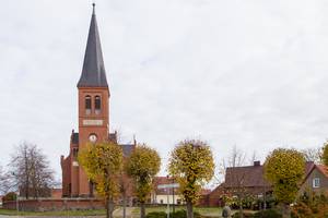 Kirche in Schernebeck im Herbst
