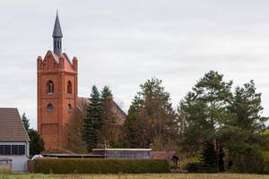 Kirche Weißewarte aus der Ferne