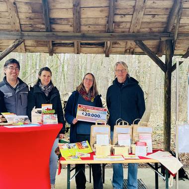 Eine Gruppe von Menschen unter anderem Herr Brohm beim Präsentieren der Förderung