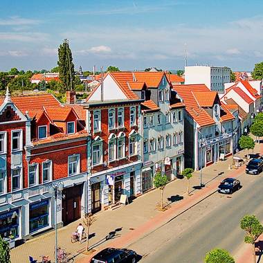 Mehrere Geschäfte und Wohnhäuser an der Asphaltierten Strasse