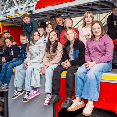 ein Gruppenbild der 4. Klasse der Grundschule Tangerhütte auf dem Heck der Drehleiter
