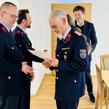 Zugführer Thomas Rudel und Bürgermeister Andreas Brohm überreichen die Urkunden.