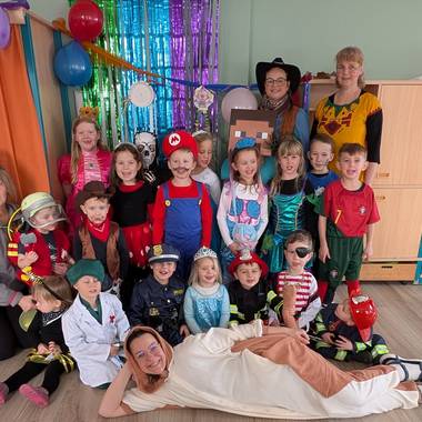 Gruppenbild zum Fasching in der Kita Cobbel