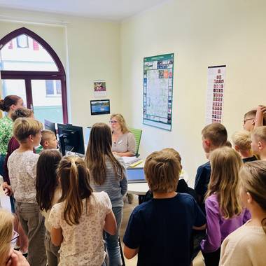 Schüler der dritten Klasse der Grundschule Lüderitz im Gespräch mit der Mitarbeiterin vom Einwohnermeldeamt.
