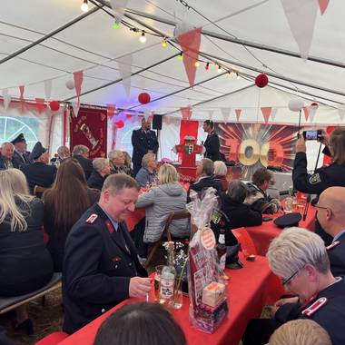 ausgelassene Stimmung im Zelt bei der Feier zu 100 Jahre FFW Jerchel