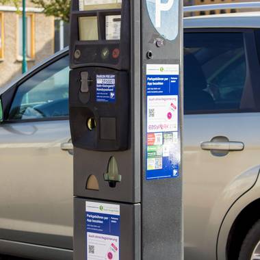 Bild eines Parkautomaten am Parkplatz am Rathaus mit der neuen Beschriftung.