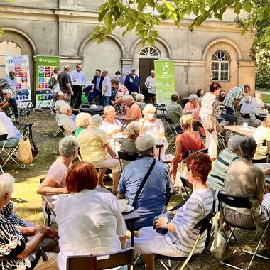 gemütliches Zusammensitzen und Kaffeetrinken im Stadtpark Tangerhütte
