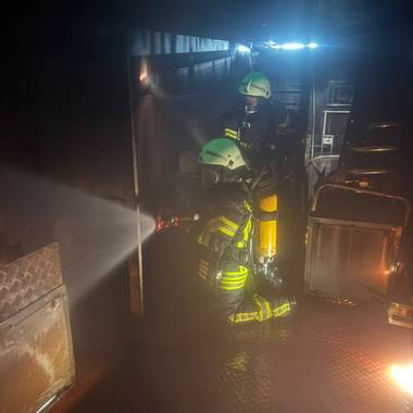 Feuerwehrleute üben im Brandcontainer den Ernstfall