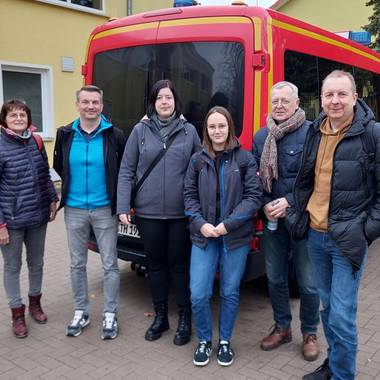 Gruppenbild der Vertreter der Einheitsgemeinde vor einem Feuerwehrfahrzeug