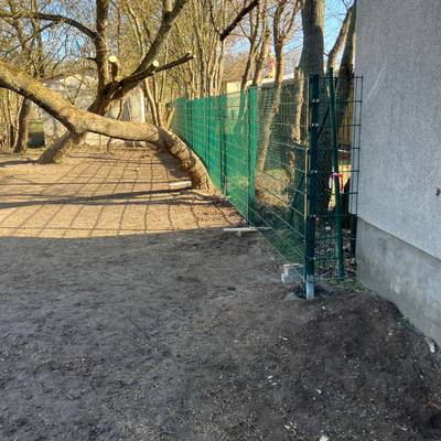 ein neuer Zaun wird in der Grundschule Lüderitz errichtet