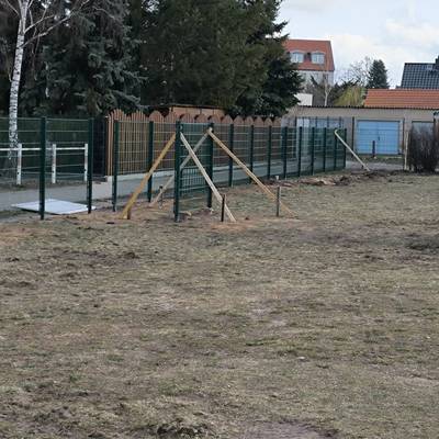 ein neuer Zaun wird am Abenteuerspielplatz errichtet