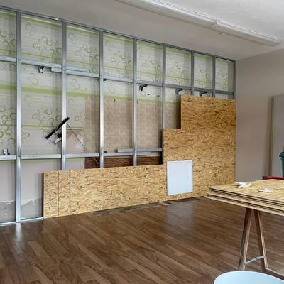 eine Wand im Dorfgemeinschaftshaus Bellingen wird mit Platten verkleidet