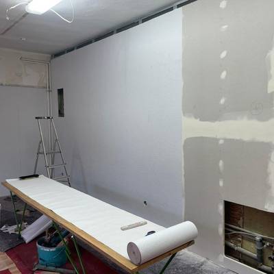 eine Wand im Dorfgemeinschaftshaus Bellingen wird tapeziert