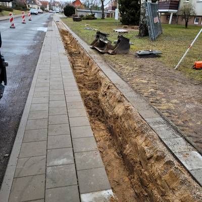 Schachtarbeiten im Rahmen der Reparatur zum Kanaleinbruch in der Otto-Nuschke-Straße