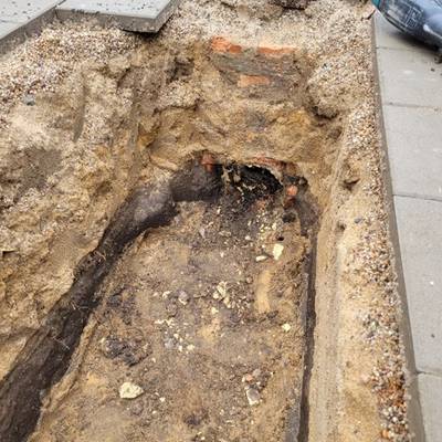 Schachtarbeiten im Rahmen der Reparatur zum Kanaleinbruch in der Otto-Nuschke-Straße