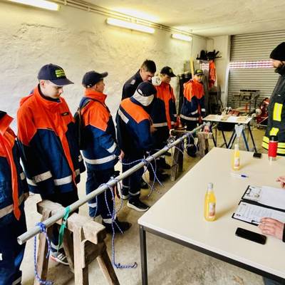 Mitglieder der Jugendfeuerwehr Bittkau üben wichtige Knoten an einer Metallstange