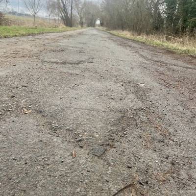 Die Straße in Nahaufnahme, die Beschädigungen sind deutlich erkennbar