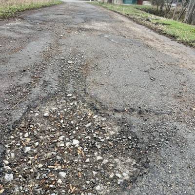 Das große Loch in der Straße wurde ehemals durch Schotter aufgefüllt