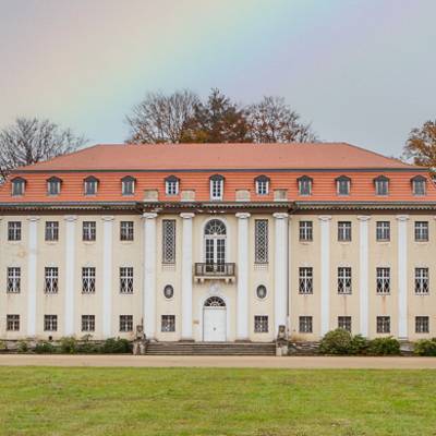 Frontalaufnahme des neuen Schloss in Tangerhütte mit Regenbogen im Hintergrund
