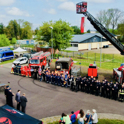 Gruppenbild der Feuerwehr Tangerhütte vor Ihren Fahrzeugen von einem erhöhten Punkt aus fotografiert
