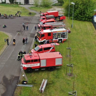 Luftbildaufnahme der Fahrzeuge der Feuerwehr Tangerhütte am Gerätehaus