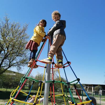 die Kinder erklimmen die neue Kletterpyramide der Kita