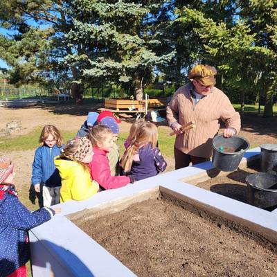 Beim Projekt "Humushelden" lernten die Kinder mehr über Humus - der nährstoffreiche Teil der Erde.