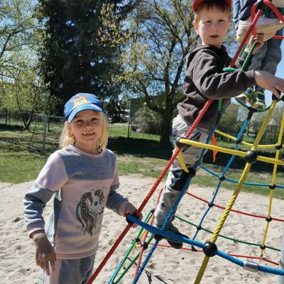 zwei Kinder testen die Kletterpyramide