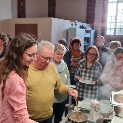 Rudolf Sasse zeigt Interessierten Bürgerinnen und Bürgern die Zubereitung von Gerichten.