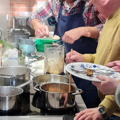 Rudolf Sasse kocht zusammen mit den Bürgerinnen und Bürgern.