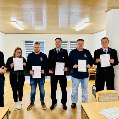 ein Gruppenbild der zur Feuerwehrfrau-Anwärterin und zum Feuerwehrmann-Anwärter beförderten Kameraden
