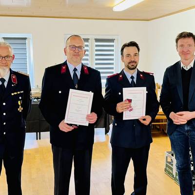 ein Gruppenbild der zum Feuerwehrmann beförderten Kameraden