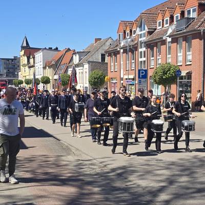 ein Bild des Festumzuges anlässlich des 135-jährigen Jubiläums der Feuerwehr Tangerhütte
