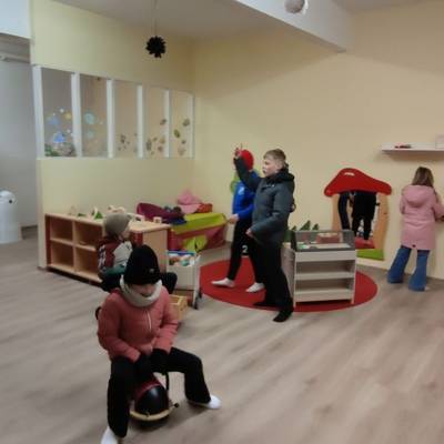Kita-Kinder auf und an den Spielgeräten in der Kita Cobbel