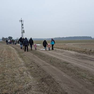 Winterwanderung über den Feldweg mit Eltern und Kindern