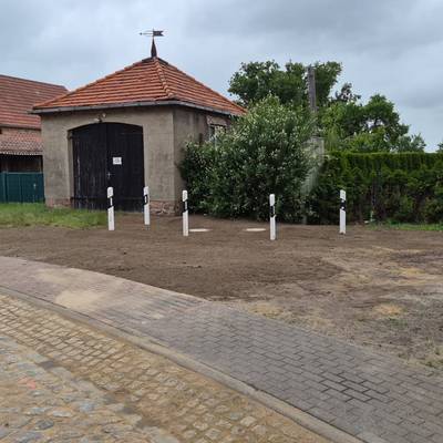 Ein ebenfalls erneuerter Fußweg mit dunklen Pflastersteinen wurde ebenfalls neu verlegt und mit feinem Sand befegt