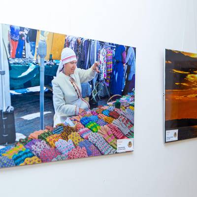 zu sehen ist eine Fotografie einer Frau auf einem Wochenmarkt an einem Wollestand und ein Sonnenuntergang