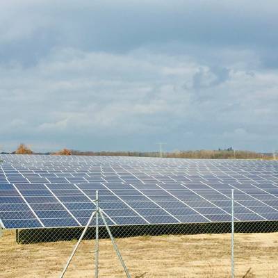 Ein Solarmodulpark hinter einem Zaun