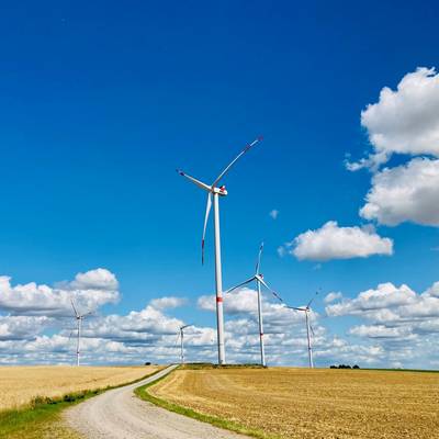 Windräder auf einem Feld in der Einheitsgemeinde