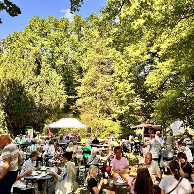 Viele Besucher trinken Kaffee und unterhalten sich angeregt