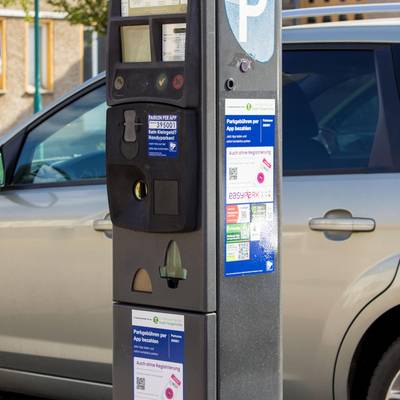 Bild eines Parkautomaten am Parkplatz am Rathaus mit der neuen Beschriftung.