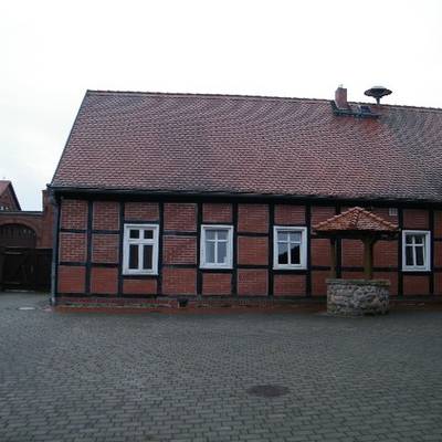 Außenaufnahme des Hofes des Dorfgemeinschaftshauses in Bellingen